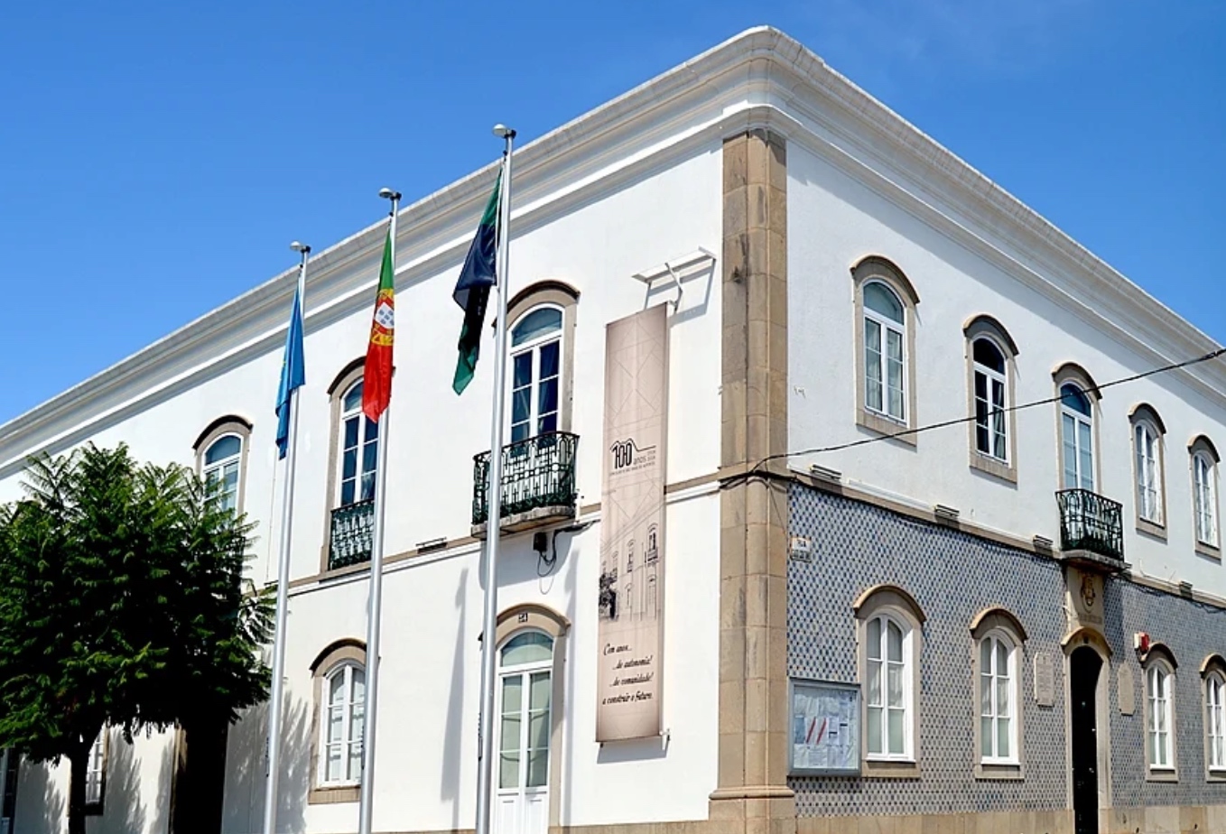 Câmara Municipal de Albufeira — municipal authority processing AL registrations