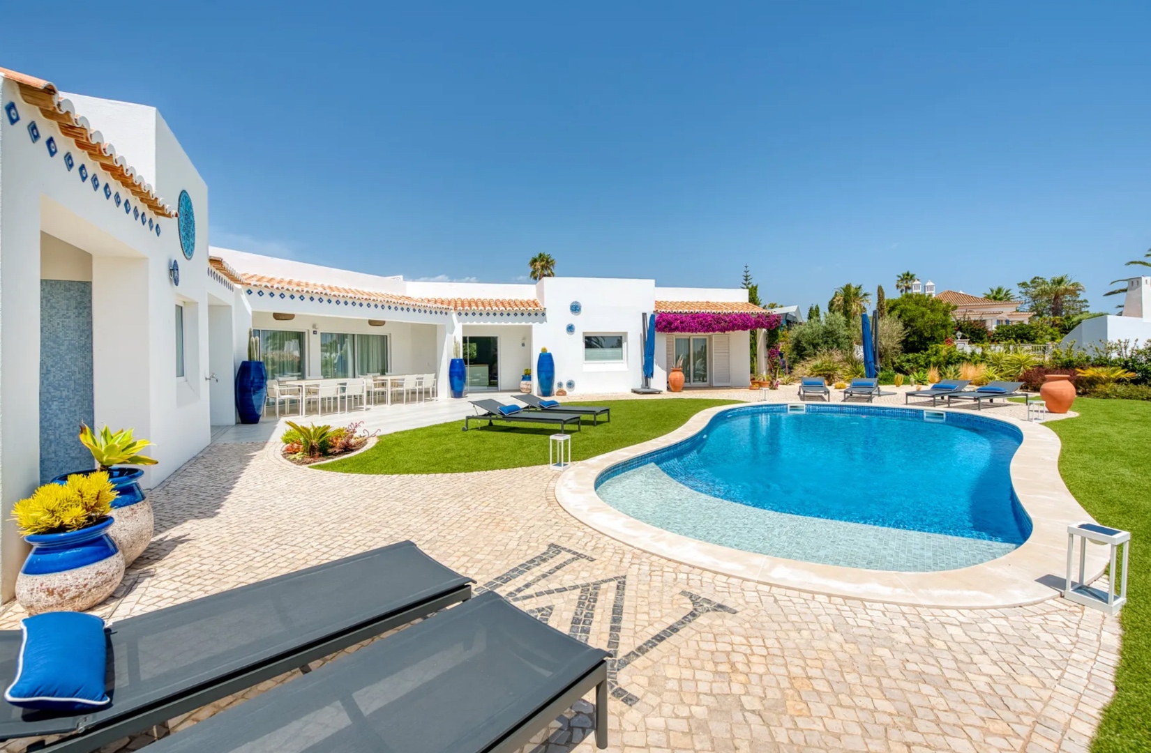 Piscina e terraço de villa no Algarve com espreguiçadeiras — guia de Alojamento Local em Lagoa para proprietários em Carvoeiro