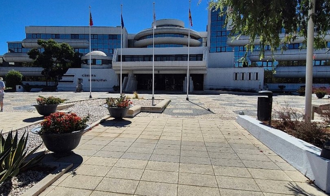 Câmara Municipal de Portimão — processes AL registrations for the Algarve's second city
