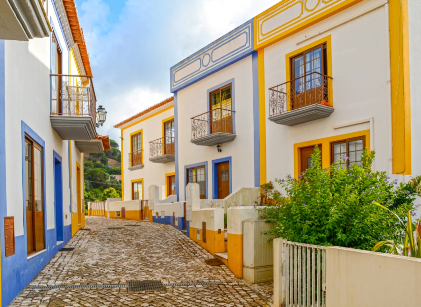 Casas portuguesas coloridas numa rua tradicional — o mercado de imóveis de aldeia no município de Silves