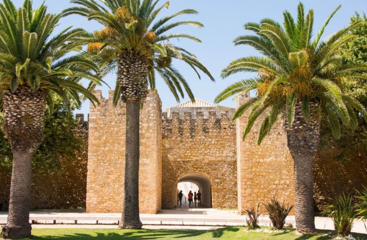 Castelo mourisco de Silves com palmeiras — conformidade de arrendamento para proprietários britânicos no interior do Algarve