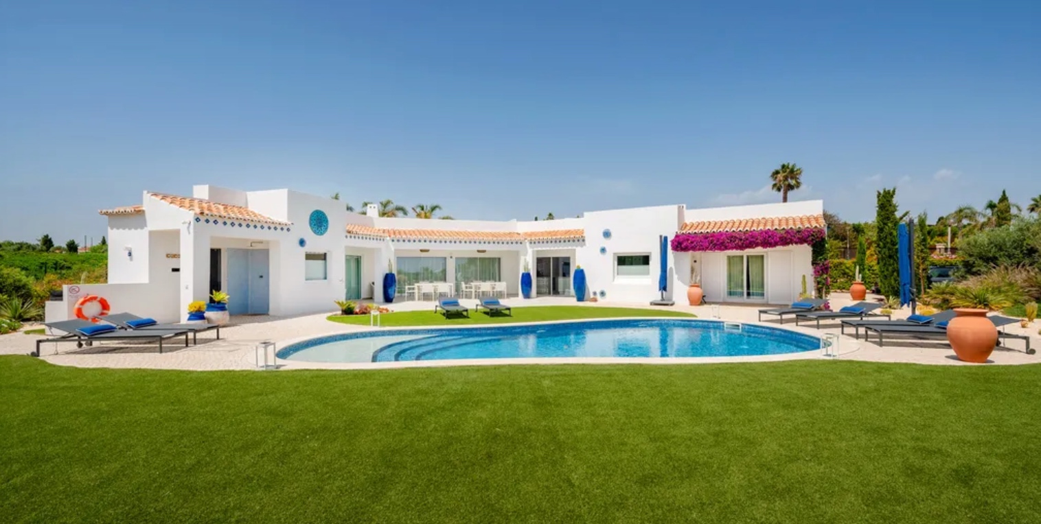 Villa no Algarve com piscina e buganvílias — requisitos de conformidade em Vilamoura