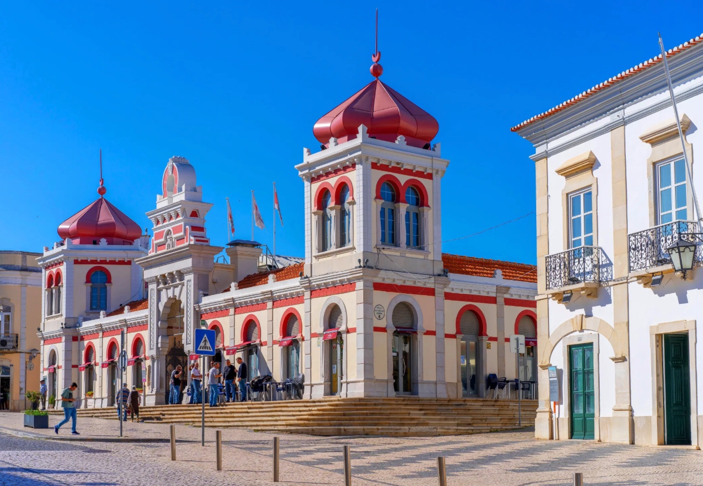 Mercado de Loulé com as icónicas torres de cúpula vermelha — guia de conformidade Alojamento Local
