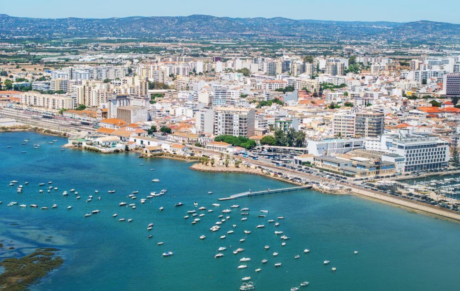 Vista aérea de Portimão com marina — guia de conformidade de propriedade de arrendamento para proprietários britânicos